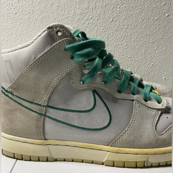 Nike High-Top Sneakers in Light Gray with Teal Accents - Picture 4 of 4
